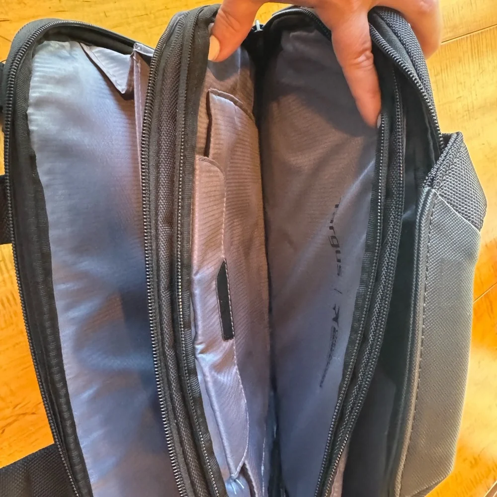 Targus Black Men's Laptop Messenger Bag with Shoulder Strap